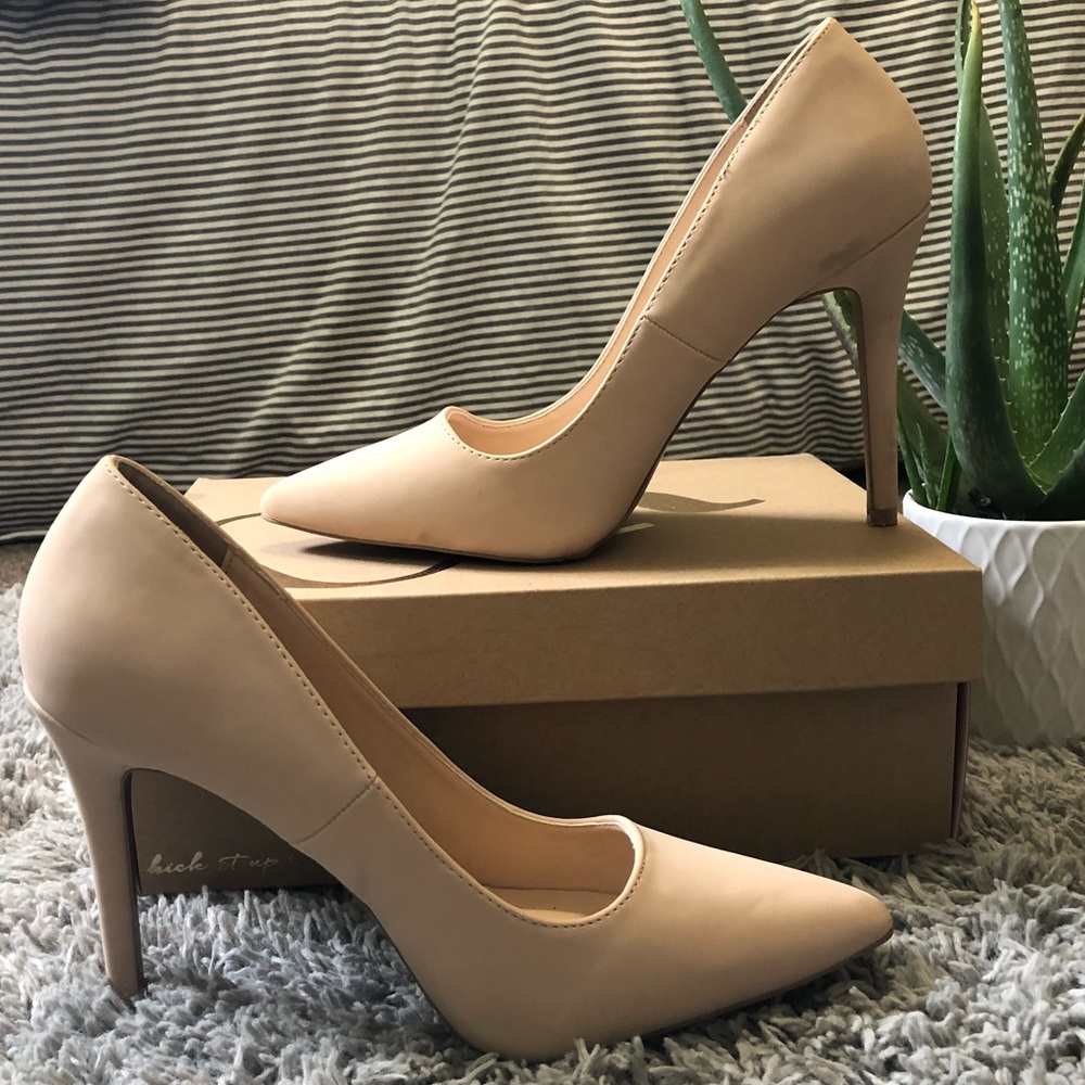 Elegant nude stiletto pumps. 4 1/2 heel. Size 8